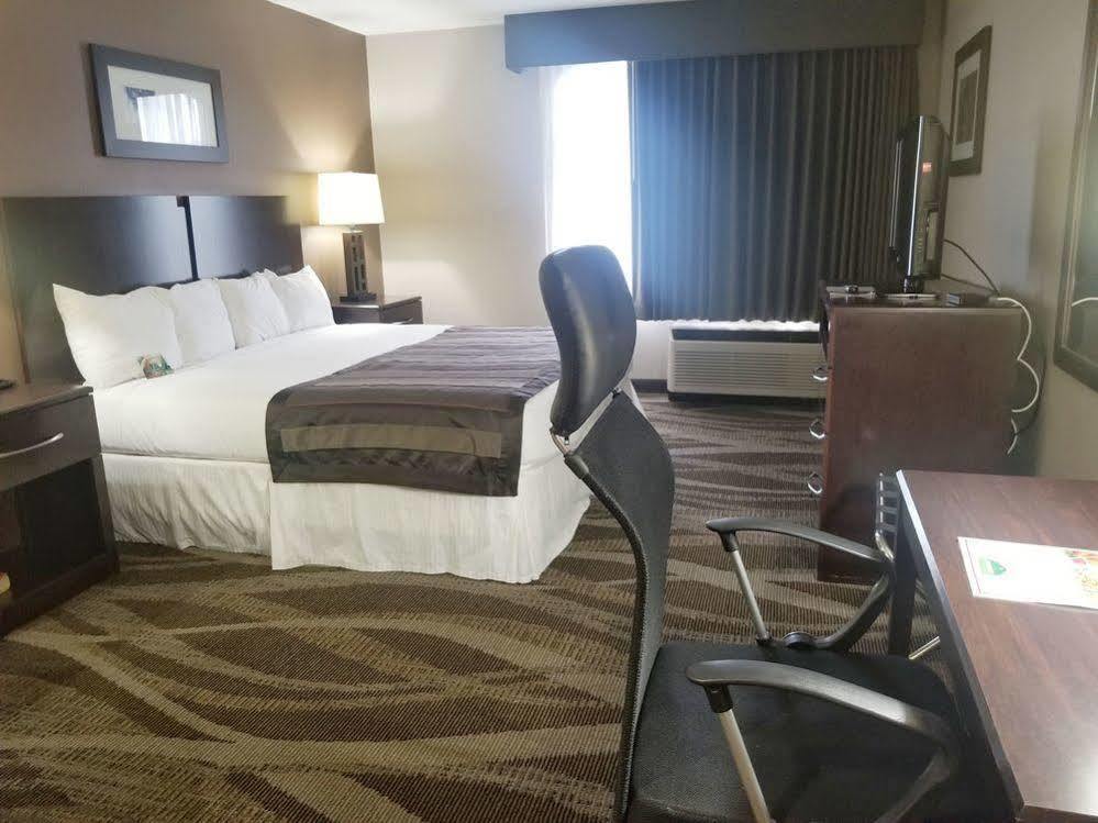 Отель Wingate By Wyndham Raleigh Durham / Airport Экстерьер фото